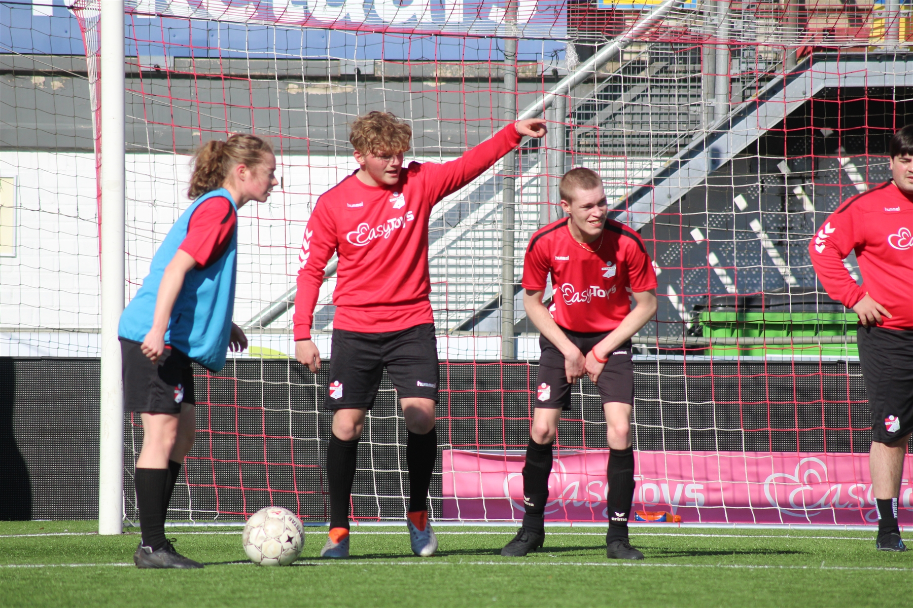Foto deelnemers Scoren in Drenthe op voetbalveld